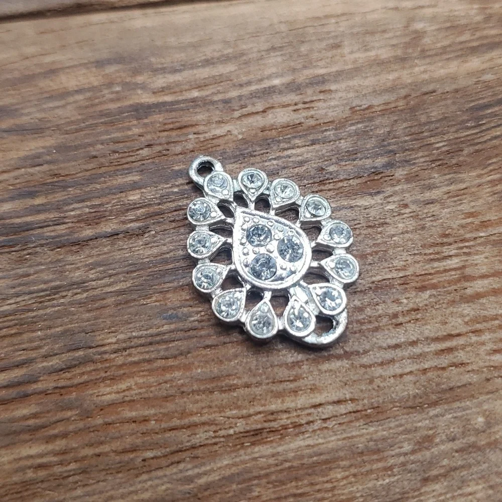 Peacock lace crystal pendant‎